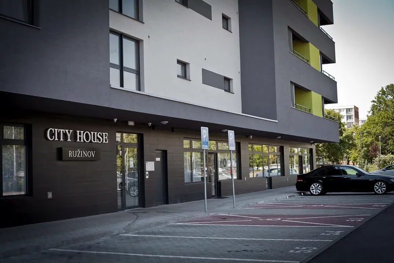 Vchod do budovy City House Ružinov na Ružinovskej 40